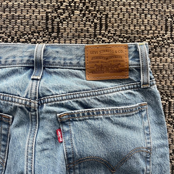 Levis Pants Women's 26 Light Wash Premium Denim Jeans Button Fly Wedgie Fit - Picture 3 of 7